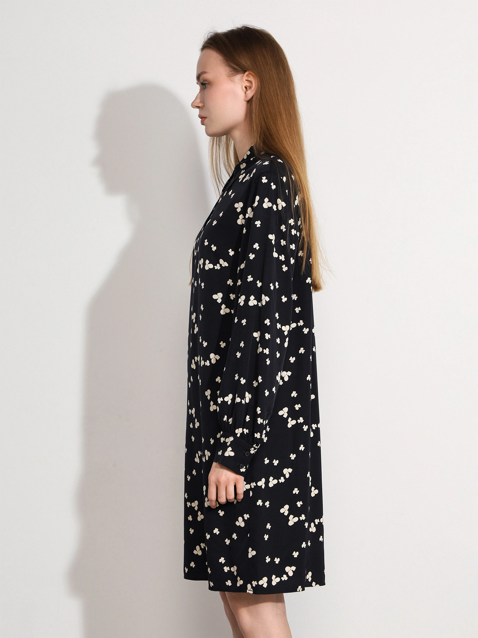 Платье темно-синего цвета с цветочным принтом из вискозы